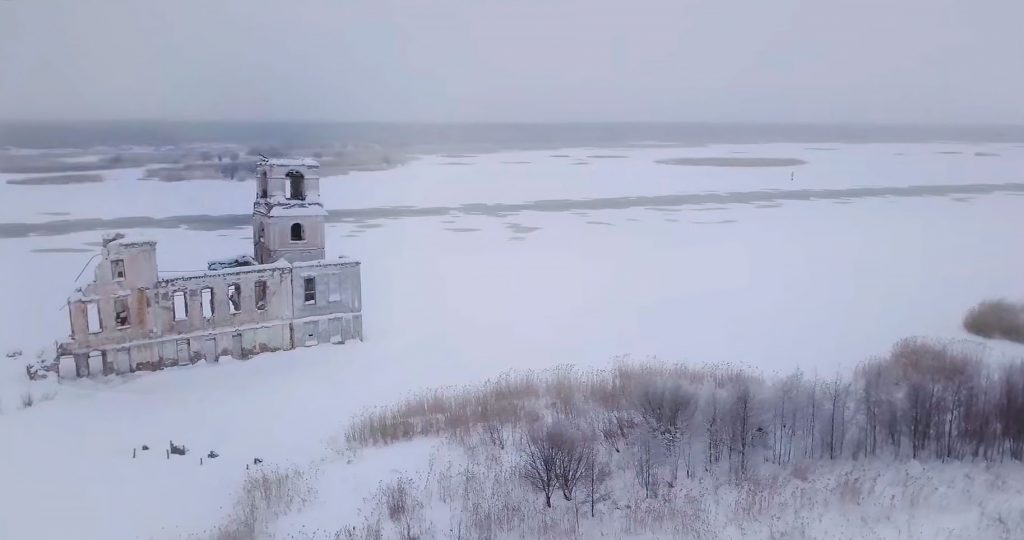 Незатопленные истории Белого озера (2019 Анор Тукаев) Давеча Документальный фильм «Незатопленные истории Белого озера» основан на воспоминаниях переселенцев из затопленных деревень и сёл Белозерья, чьи родные дома оказались под водой не от природной стихии, а от рук людей. Режиссёр и автор сценария картины — Анор Тукаев, а участники фильма — жители Вологды, Санкт-Петербурга, Белозерска и даже Москвы. Таков был масштаб расселения жителей затапливаемых территорий.