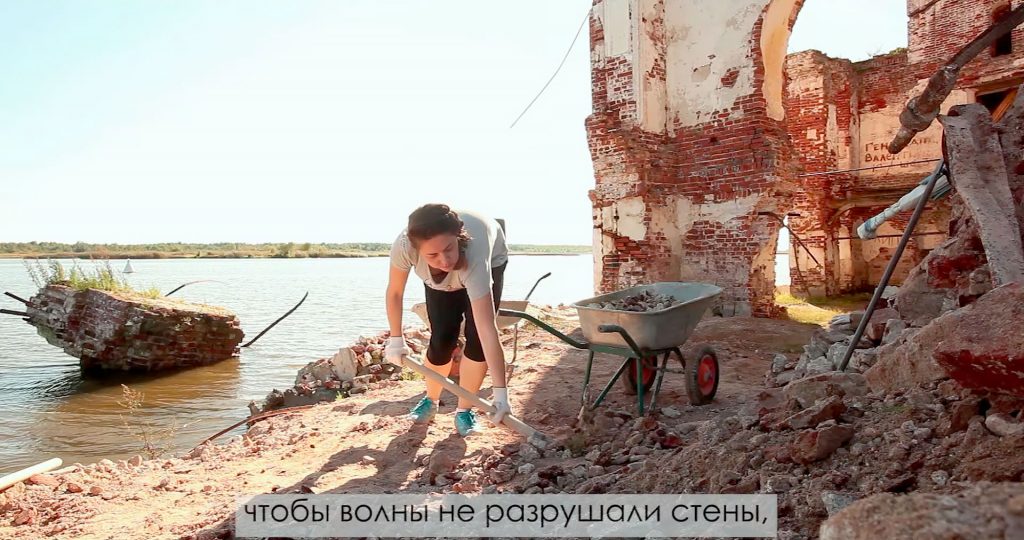 Незатопленные истории Белого озера (2019 Анор Тукаев) Давеча Документальный фильм «Незатопленные истории Белого озера» основан на воспоминаниях переселенцев из затопленных деревень и сёл Белозерья, чьи родные дома оказались под водой не от природной стихии, а от рук людей. Режиссёр и автор сценария картины — Анор Тукаев, а участники фильма — жители Вологды, Санкт-Петербурга, Белозерска и даже Москвы. Таков был масштаб расселения жителей затапливаемых территорий.